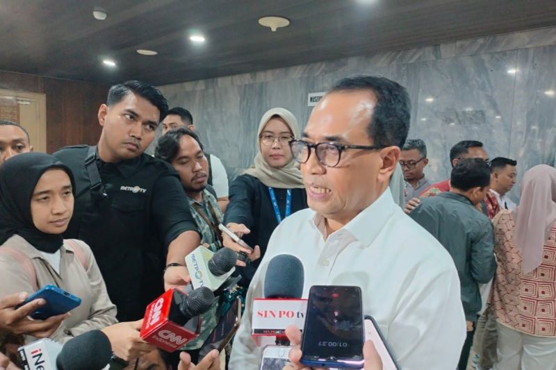 Menteri Perhubungan (Menhub) Budi Karya Sumadi menyampaikan keterangan kepada awak media di Jakarta, Jumat (20/9/2024). ANTARA/Aji Cakti