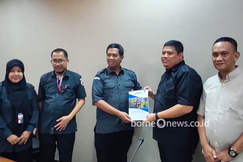 Ketua Bawaslu Kota Makassar Dede Arwinsyah (dua kanan) menyerahkan laporan pemantauan dan evaluasi kinerja kepada perwakilan Bawaslu Republik Indonesia di Kantor Bawaslu, Jakarta. ANTARA/HO-Dokumentasi Bawaslu Makassar.