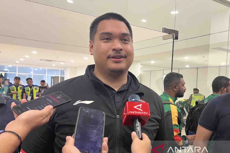Menteri Pemuda dan Olahraga Republik Indonesia (Menpora RI) Dito Ariotedjo menjawab pertanyaan awak media seusai menghadiri penutupan PON XXI Aceh-Sumatera Utara di Stadion Utama Sumut di Deli Serdang, Jumat malam (20/9/2024). ANTARA/Harianto