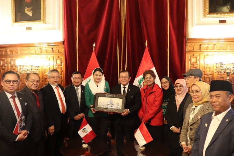 Ketua Grup Kerja Sama Bilateral (GKSB) Badan Kerja Sama Antar Parlemen (BKSAP) DPR RI-Parlemen Peru Dyah Roro Esti (lima dari kiri) saat kunjungan kerja ke Parlemen Peru, yang diterima Ketua Legislatif Republik Peru Eduardo Salhuana Cavides (enam dari kanan) di Lima, Peru, Rabu (18/9/2024). ANTARA/Dokumentasi pribadi