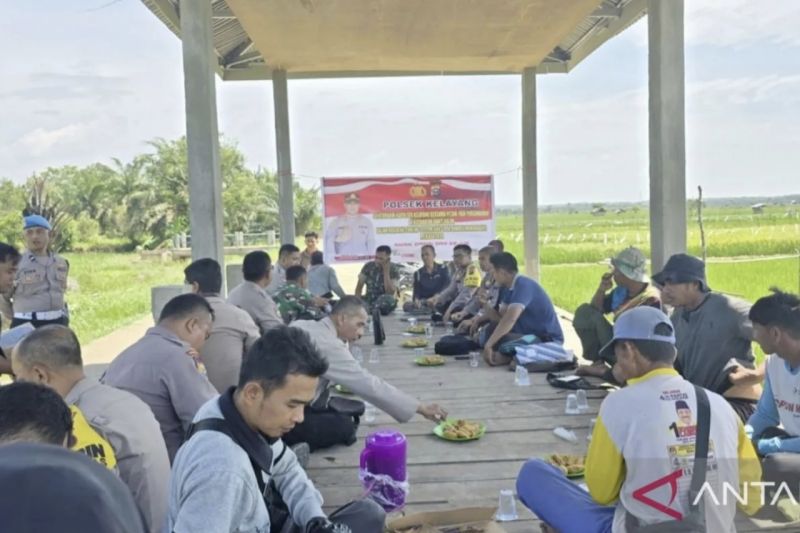 Petani di Kelayang Inderagiri Hulu menyatakan siap mendukung dan mensukseskan tahapan pilkada serentak 2024. (ANTARA/HO-Polsek Kelayang )