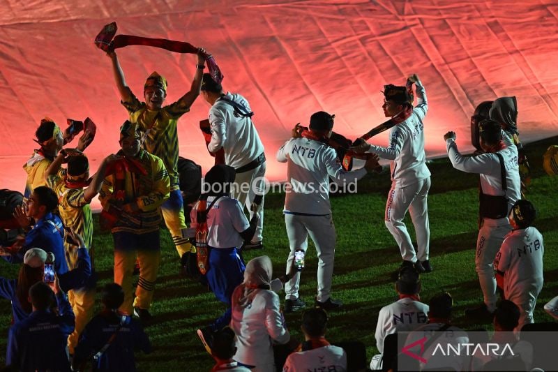 Sejumlah atlet dan ofisial berjoget saat menikmati hiburan saat upacara penutupan PON XXI Aceh-Sumut 2024 di Stadion Utama Sumatera Utara, Sumut Sport Centre, Deli Serdang, Sumatera Utara, Jumat (20/9/2024). Pelaksanaan PON XXI Aceh-Sumut 2024 resmi berakhir dan selanjutnya PON XXII akan diselenggarakan di Provinsi Nusa Tenggara Timur (NTT) dan Nusa Tenggara Barat (NTB) pada tahun 2028. ANTARA FOTO/Nova Wahyudi/agr