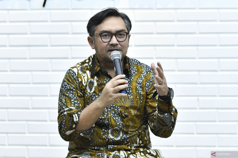 Direktur Jenderal Informasi dan Komunikasi Publik Kementerian Komunikasi dan Informatika Prabu Revolusi menyampaikan pemaparan kepada wartawan pada acara Ngopi Bareng Kominfo di Jakarta, Jumat (13/9/2024). ANTARA FOTO/Fakhri Hermansyah/tom