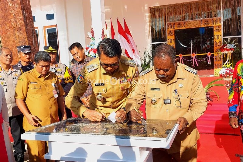Bupati Asmat Elisa Kambu dan Penjabat Gubernur Provinsi Papua Selatan Komjen Pol Purnawirawan Drs. Rudy Sufahriadi menandatangi prasasti peresmian gedung Kantor Bupati Asmat, Jumat (20/9/2024). ANTARA/Yuvensius Lasa Banafanu