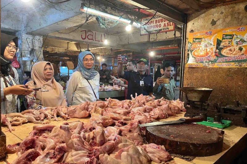 Ilustrasi - Jajaran Badan Pangan Nasional (Bapanas) melakukan pemantauan harga pangan, salah satunya daging ayam ras di salah satu pasar. ANTARA/HO-Humas Bapanas