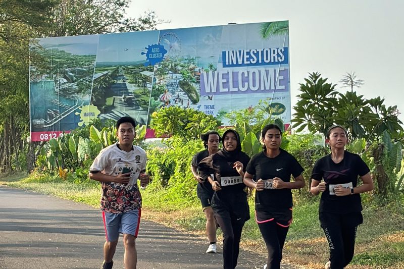Arsip - Peserta saat berlari di KEK Tanjung Lesung, Pandeglang, Banten. ANTARA/HO-KEK Tanjung Lesung