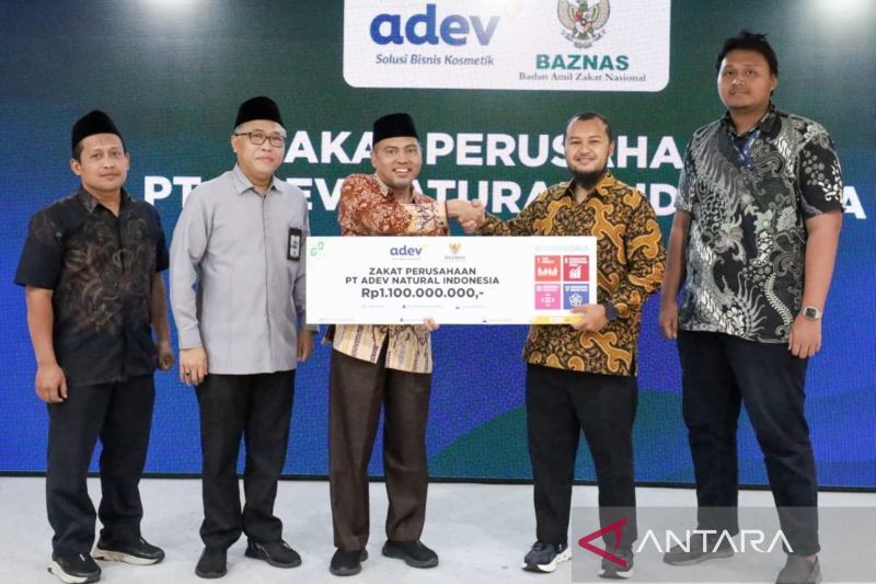 Penyerahan secara simbolis zakat perusahaan sebesar Rp1,1 miliar dari PT Adev Natural Indonesia kepada Baznas RI di Kantor Baznas di Jakarta, Jumat (20/9/2024). ANTARA/HO-Baznas RI