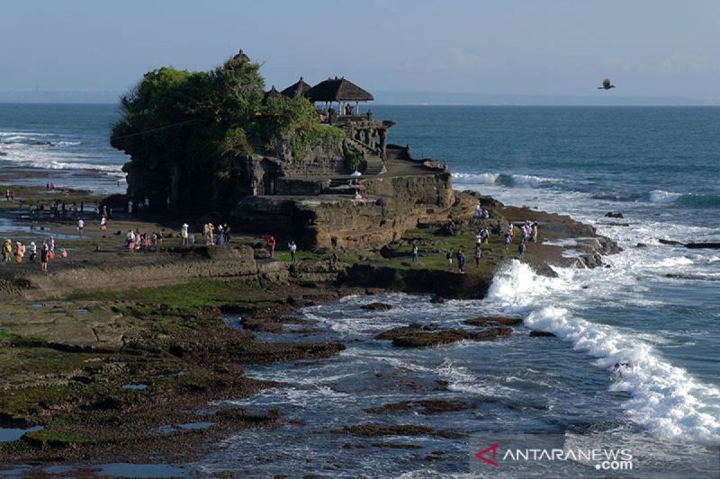 Wisatawan mengunjungi objek wisata Tanah Lot di Tabanan, Bali. ANTARA FOTO/Nyoman Hendra Wibowo/nz/pri.