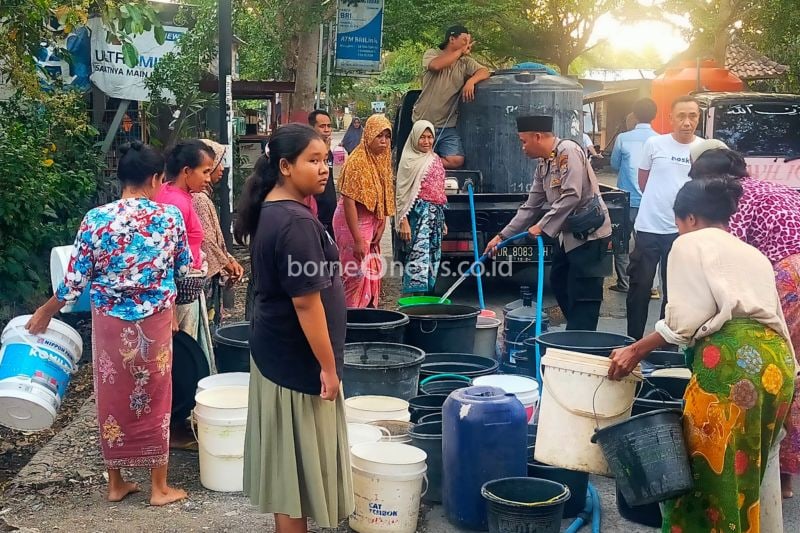 Polres Lombok Tengah Salurkan Bantuan Air Bersih di Musim Kemarau