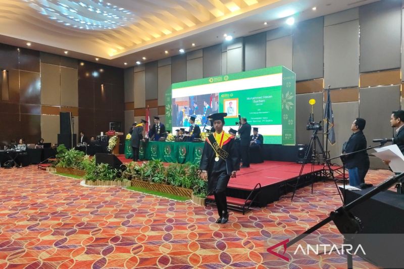 Wisuda Diploma Dua (D-II) Angkatan Ke-VIII Akademi Komunitas Industri Tekstil dan Produk Tekstil Surakarta di Solo, Jawa Tengah, Sabtu (21/9/2024). ANTARA/Aris Wasita