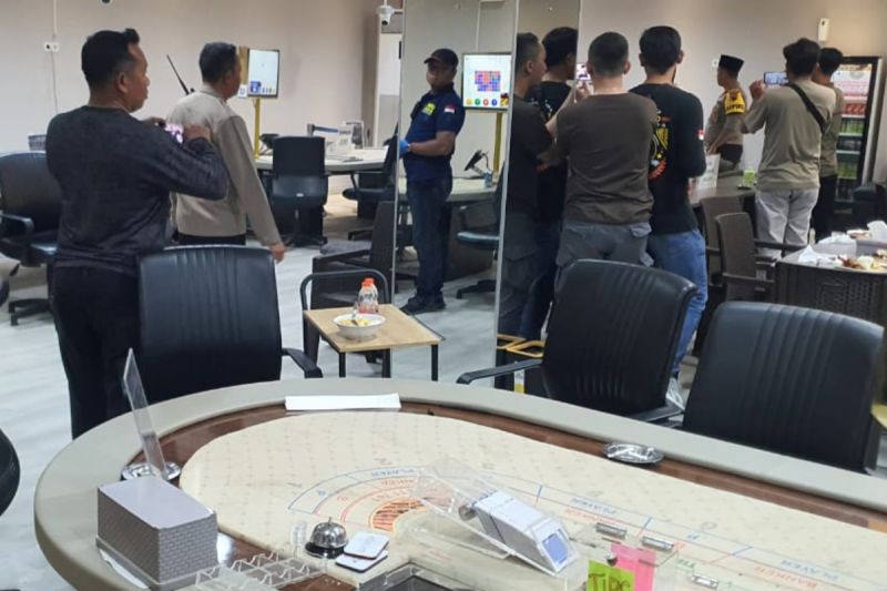 Polrestabes Semarang menggerebek sebuah tempat judi yang berada di sebuah tempat karaoke di Semarang, Jumat (20/9/2024) malam. (ANTARA/HO-Polrestabes Semarang)