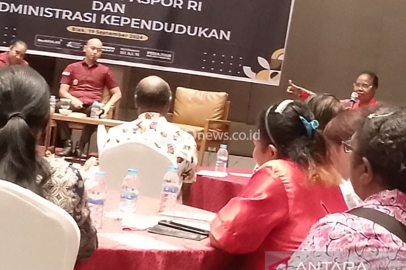 Sekretaris Dinas Kependudukan dan Pencatatan Sipil Kabupaten Biak Numfor, Papua Yusni Randokir memberikan edukasi dan sosialisasi penggunaan administrasi kependudukan kepada masyarakat. (ANTARA/Muhsidin)