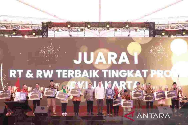 Penjabat Gubernur DKI Jakarta Heru Budi Hartono memberikan sambutan Gerakan Tertib Administrasi Kependudukan di Jakarta International Velodrome Jakarta Timur, Sabtu (21/9/2024). (ANTARA/HO-Pemprov DKI Jakarta)