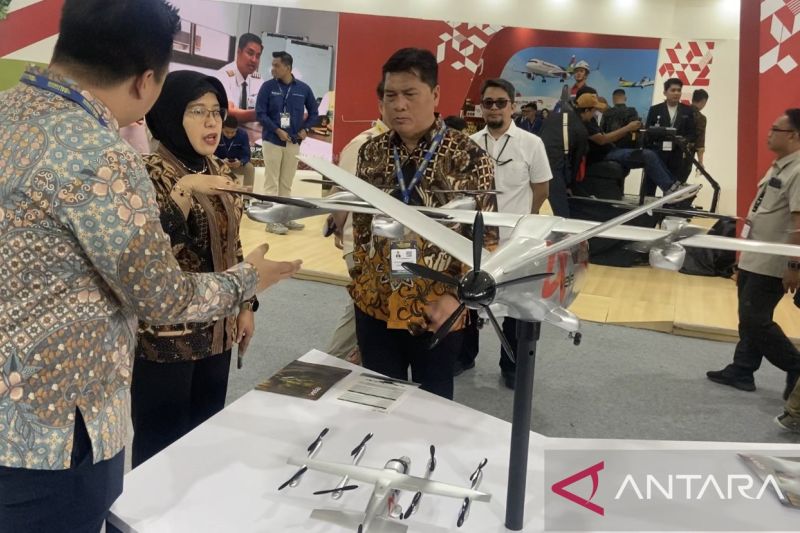 Deputi Bidang Ekonomi Bappenas Amalia Adininggar Widyasanti saat mengunjungi Bali International Airshow di Badung, Sabtu (21/9/2024). ANTARA/Ni Putu Putri Muliantari