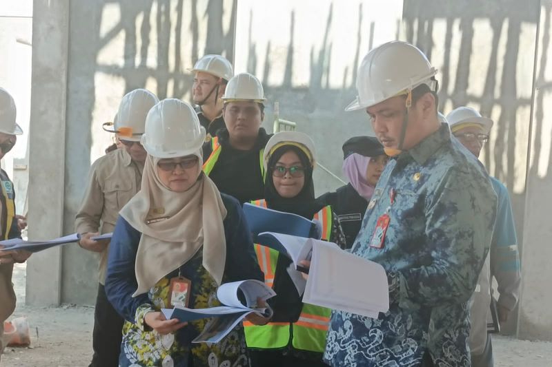 Wali Kota Banjarbaru Muhammad Aditya Mufti Ariffin bersama Kepala Dinas Kesehatan setempat Juhai Triyanti Agustina mengecek laporan kemajuan fisik pembangunan Puskesmas Banjarbaru Selatan, beberapa waktu lalu. (ANTARA/HO-Medcen Kominfo Banjarbaru)