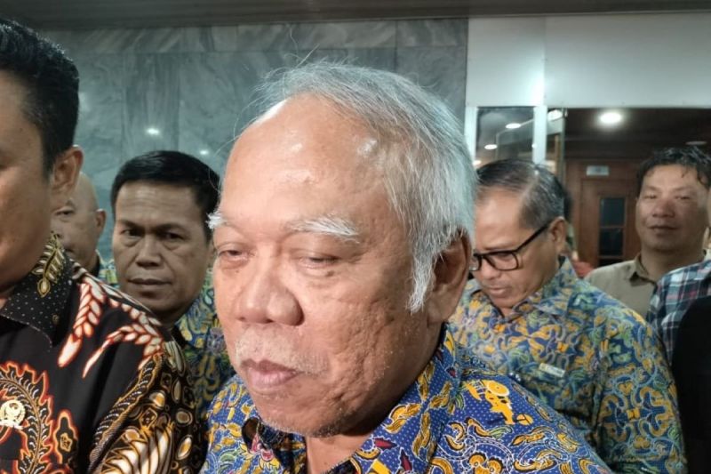 Arsip - Menteri Pekerjaan Umum dan Perumahan Rakyat (PUPR) sekaligus Plt. Kepala Otorita Ibu Kota Nusantara (OIKN) Basuki Hadimuljono menyampaikan keterangan kepada awak media di Jakarta, Rabu (18/9/2024). ANTARA/Aji Cakti