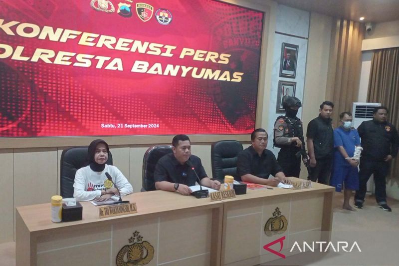 Kasatreskrim Polresta Banyumas Kompol Andryansyah Rithas Hasibuan (dua kiri) dan Ketua Satgas PPKS Unsoed Dr Tri Wuryaningsih (kiri) dalam konferensi pers di Aula Rekonfu Polresta Banyumas, Purwokerto, Kabupaten Banyumas, Jawa Tengah, Sabtu (21/9/2024), terkait dengan kasus dugaan tindak pidana eksploitasi seksual yang menimpa seorang mahasiswi Unsoed. ANTARA/Sumarwoto