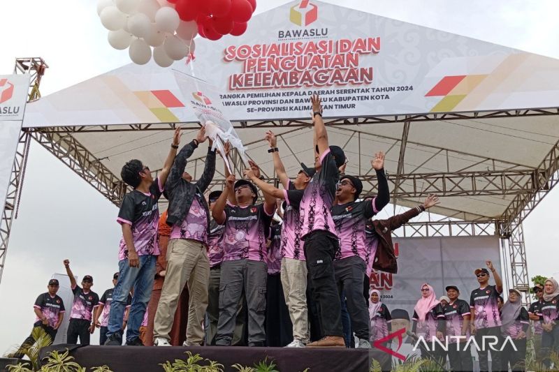 Ketua Bawaslu Kaltim bersama ketua dari bawaslu kabupaten/kota melepas balon di Samarinda,Sabtu (21/9/2024), sebagai tanda mereka bersiaga melakukan pengawasan Pilkada 2024 (ANTARA/M Ghofar)