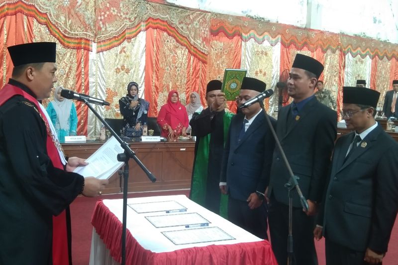 Tiga orang pimpinan DPRD Pasaman Barat periode 2024-2029 saat dambil sumpah dan janjinya di gedung DPRD setempat pada Jumat (20/9/2024). ANTARA/Altas Maulana.