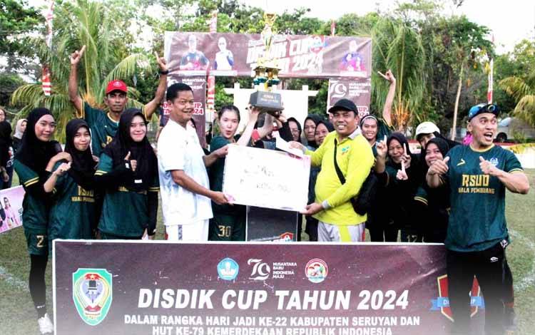 Turnamen Sepak Bola Putri Disdik Cup II Resmi Ditutup, Tim RSUD Kuala Pembuang Raih Kemenangan