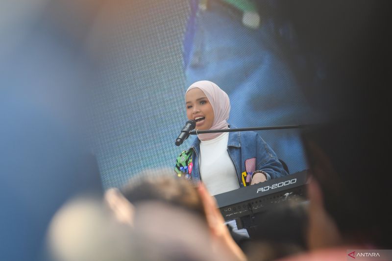 Arsip Foto - Penyanyi Putri Ariani (tengah) saat tampil dalam satu acara di Jakarta, Minggu (20/8/2023). (ANTARA FOTO/Aditya Pradana Putra/aww)