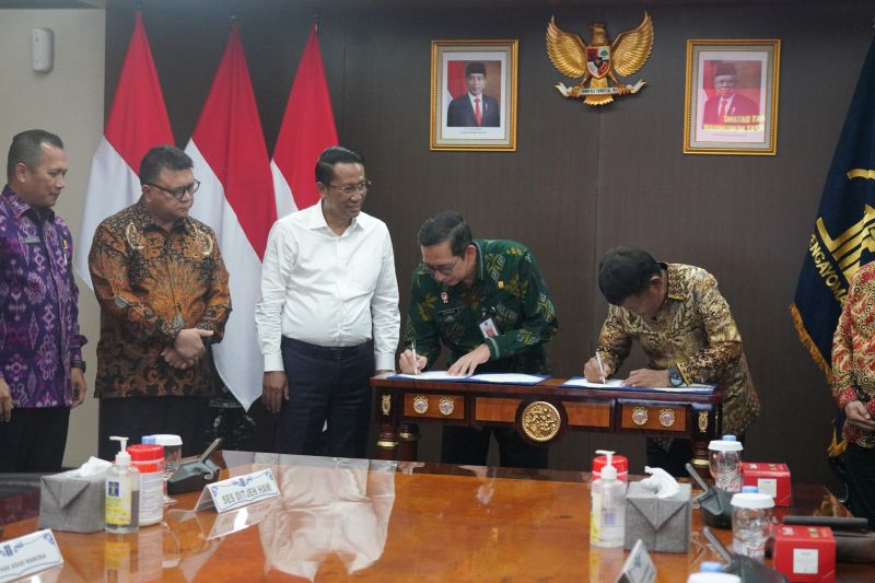 Gubernur Sulteng Rusdy Mastura (kanan) dan Kepala Kanwil Kemenkumham Sulteng Hermansyah Siregar (kiri) melakukan penandatanganan MoU disaksikan langsung oleh Menteri Hukum dan HAM RI Supratman Andi Agtas di Jakarta. (ANTARA/HO-Kanwil Kemenkumham Sulteng)