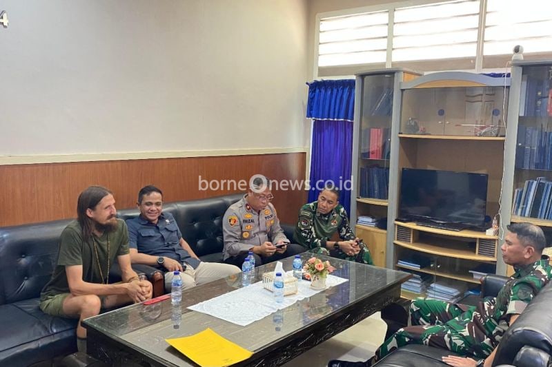 Pilot Philip Mark Mehrtens (kiri) bersama sejumlah anggota TNI, Sabtu (21/9/2024). (ANTARA/HO-Puspen TNI)