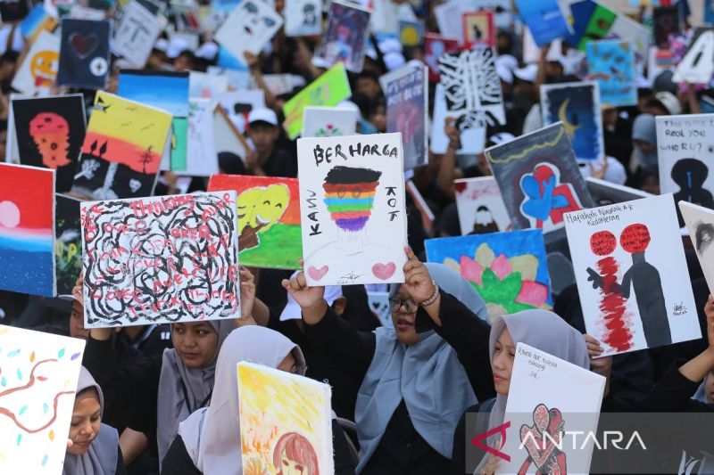 Ribuan mahasiswa baru UM Surabaya melukis untuk mengampanyekan pentingnya kesehatan mental di kampus setempat, Sabtu (21/9/2024). (ANTARA/Moch Asim)