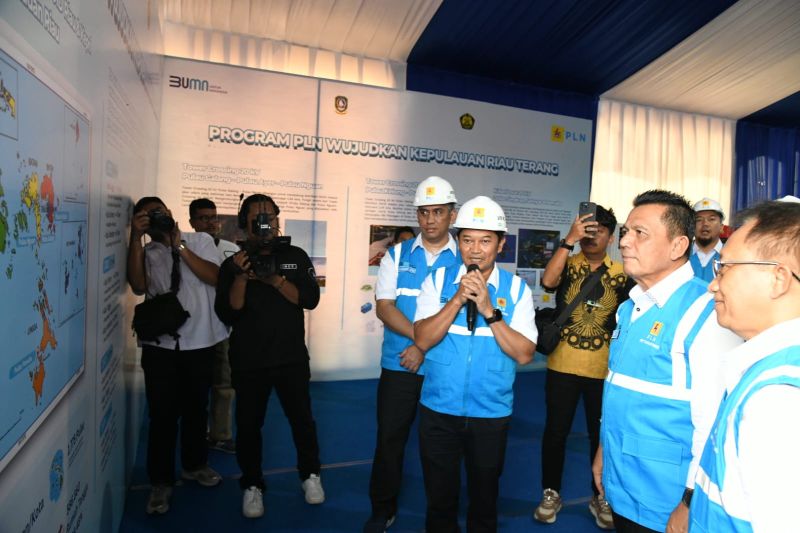 Gubernur Kepri Ansar Ahmad bersama jajaran PLN meresmikan pengoperasian jaringan listrik yang menghubungkan sejumlah pulau di Pulau Galang, Batam, Kamis (19/9/2024). (ANTARA/HO-Humas Pemprov Kepri)