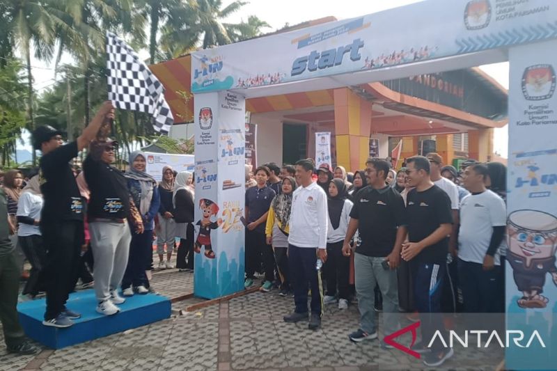 Ribuan Warga Pariaman Antusias Ikuti Jalan Santai Pilkada 2024