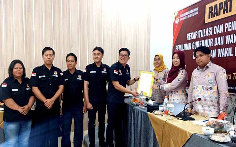 KPU Kabupaten Barito Utara menggelar rapat pleno rekapitulasi penetapan Daftar Pemilih Tetap (DPT) Barito Utara pada Pemilihan Gubernur dan Wakil Gubernur, Bupati dan Wakil Bupati Serentak Tahun 2024 pada rapat pleno terbuka di Aula pertemuan Hayak Tamara Hotel, Sabtu 21 September 2024.(foto: Dhani)