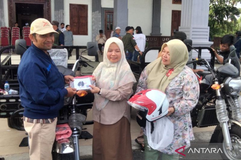 Kepala Dinas Pertanian Kabupaten Mukomuko Fitriani Ilyas menyerahkan bantuan sarana pertanian kepada petani di Mukomuko, Bengkulu, Jumat (20/9/2024). ANTARA/Ferri