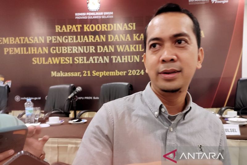 Koordinator Divisi Teknis Penyelenggara KPU Sulsel Ahmad Adiwijaya menjawab pertanyaan wartawan terkait dengan pengaturan dana kampanye seusai rapat koordinasi pembatasan dana kampanye Pilkada Gubernur 2024 di Hotel Claro, Makassar, Sulawesi Selatan, Sabtu (21/9/2024). ANTARA/Darwin Fatir.