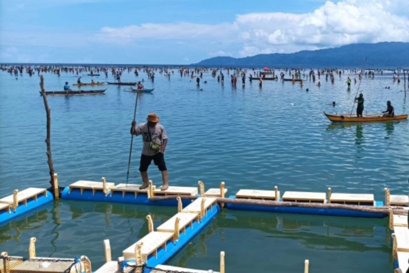 Warga Biak bersiap menangkap ikan di keramba apung wilayah perairan Biak, Papua. ANTARA/Muhsidin