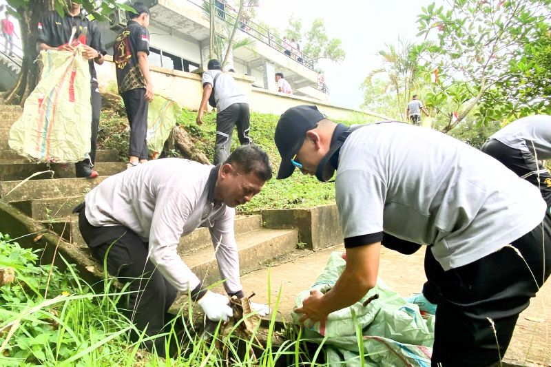 Kalapas Batam Heri Kusrita bersama jajaran pegawai Lapas Kelas IIA Batam berpartisipasi dalam aksi nasional World Clean-up Day Indonesia (WCDI) di Jembatan 1 Barelang, Kota Batam, Kepulauan Riau, Sabtu (21/9/2024). (ANTARA/HO-Lapas Batam)