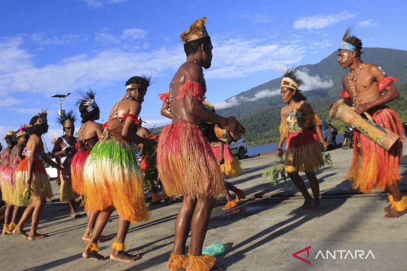 Sejumlah penari dari Kampung Tablanusu membawakan Tari Bea atau tari penjemputan para tamu di Festival Budaya Bahari Tanah Merah di Pelabuhan Peti Kemas Depapre, Jayapura, Papua, Selasa (20/8/2024). Festival tersebut bertujuan untuk mempromosikan potensi pariwisata dan meningkatkan potensi usaha mikro kecil dan menengah (UMKM) di daerah itu. ANTARA FOTO/Gusti Tanati/nym.