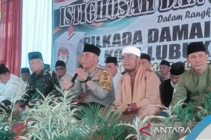 Jajaran Organisasi Perangkat Daerah (OPD) Lubuklinggau, Sumatera Selatan menggelar acara istighosah atau doa bersama untuk pemilihan kepala daerah (Pilkada) damai 2024. (ANTARA/ HO- Pemkot Lubuklinggau)