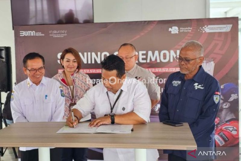 Kepala BPJS Ketenagakerjaan NTB Boby Foriawan menandatangani perjanjian kerja sama perlindungan Jamsostek bagi volunteer Pertamina Grand Prix of Indonesia 2024 di Mataram, NTB, Rabu (18/9/2024). (ANTARA/HO-BPJSTK)