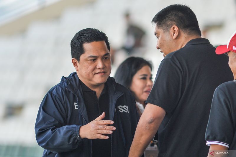 Arsip foto - Ketua PSSI Erick Thohir (kiri) berbincang dengan Ketua SC Piala Presiden Maruarar Sirait (kanan) saat pembukaan Piala Presiden di Stadion Si Jalak Harupat, Kabupaten Bandung, Jawa Barat, Jumat (19/7/2024). ANTARA FOTO/Raisan Al Farisi/YU