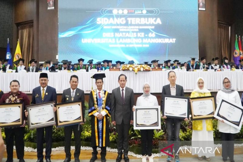 Rektor ULM Prof Ahmad Alim Bachri memberikan penghargaan kepada para mitra saat Sidang Terbuka Senat ULM dengan acara Dies Natalis ke-66 di Auditorium ULM Banjarbaru, Kalimantan Selatan, Sabtu (21/9/2024). (ANTARA/Firman)
