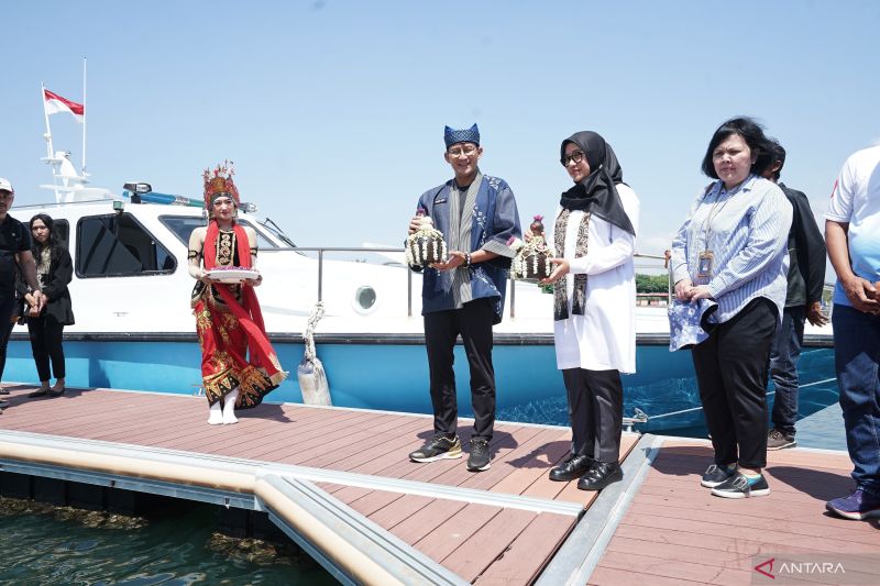 Menparekraf Sandiaga Salahuddin Uno dan Bupati IPuk Fiestiandani saat peluncuran Paket Wisata 3B di Pelabuhan Yacht Boom Marina, Kabupaten Banyuwangi, Jatim. Sabtu (21/9/2024) ANTARA/HO-Humas Pemkab Banyuwangi
