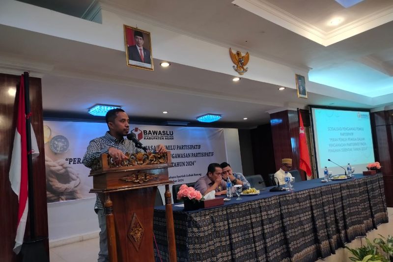 Koordinator Pencegahan Partisipasi Masyarakat dan Humas Bawaslu Agam Yuhendra membuka acara sosialisasi pengawasan pemilu partisipatif dengan tema peranan pemilih pemula dalam pengawasan partisipatif pada pemilihan serentak 2024 di Lubuk Basung, Sabtu (21/9/2024). Antara/Yusrizal.