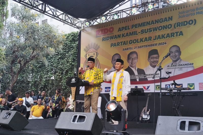 Pasangan calon gubernur dan wakil gubernur Jakarta, Ridwan Kamil-Suswono (RIDO) memberikan sambutan dalam Apel Pemenangan RIDO di DPP Partai Golkar Jakarta, Menteng, Sabtu (21/9/2024). (ANTARA/Mentari Dwi Gayati)