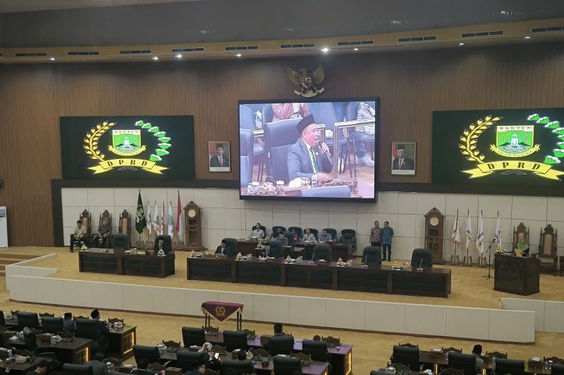 Anggota Fraksi PPP-PSI Musa Weliansyah menyampaikan interupsi usai penetapan pimpinan DPRD Banten di Serang, Sabtu (21/9/2024). (ANTARA/Devi Nindy)