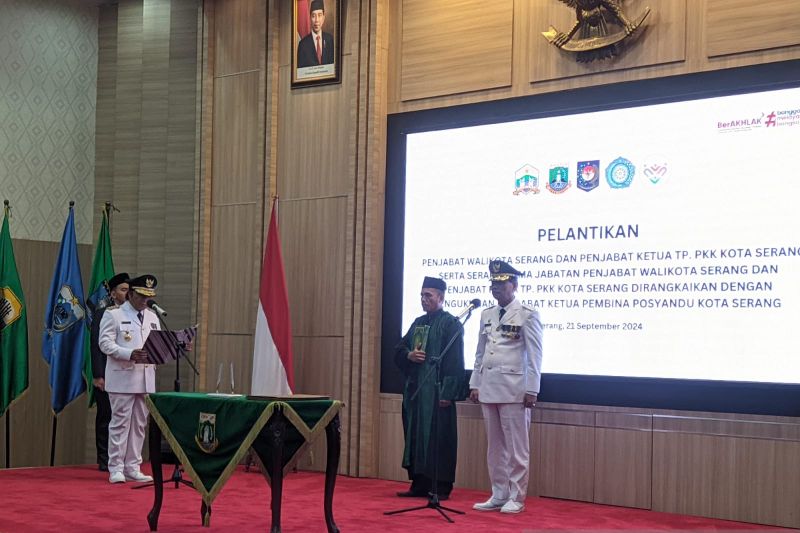 Pj Gubernur Banten Al Muktabar melantik Nanang Saefudin sebagai Pj Wali Kota Serang, di Pendopo Gubernur Banten, Sabtu (21/9/2024). (ANTARA/Desi Purnama Sari)
