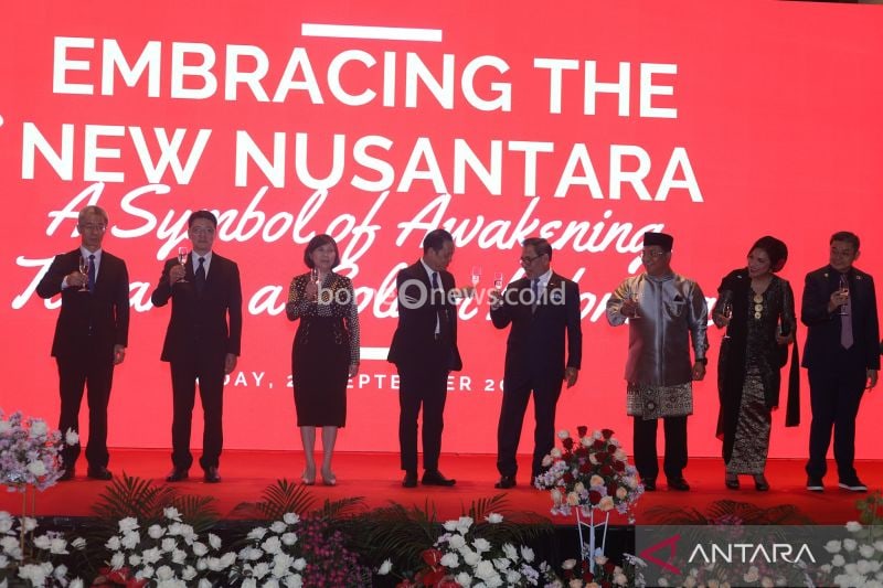 Duta Besar Republik Indonesia untuk Republik Rakyat China dan Mongolia Djauhari Oratmangun (ke-4 dari kanan) dan Konsul Jenderal RI di Shanghai Berlianto Situngkir (ke-3 dari kanan) dalam resepsi diplomatik Konsulat Jenderal Republik Indonesia (KJRI) Shanghai pada Jumat (20/9). (ANTARA/HO-KJRI Shanghai)