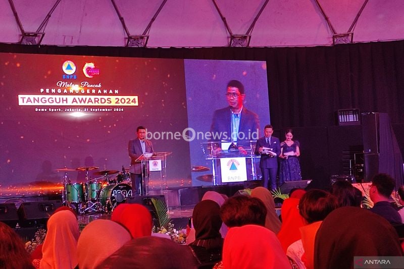 Kepala Badan Nasional Penanggulangan Bencana (BNPB) Suharyanto dalam Malam Puncak Penganugerahan Tangguh Award 2024 yang digelar di Dome Park, Jakarta, Sabtu (21/9/2024). (ANTARA/M Riezko Bima Elko Prasetyo)