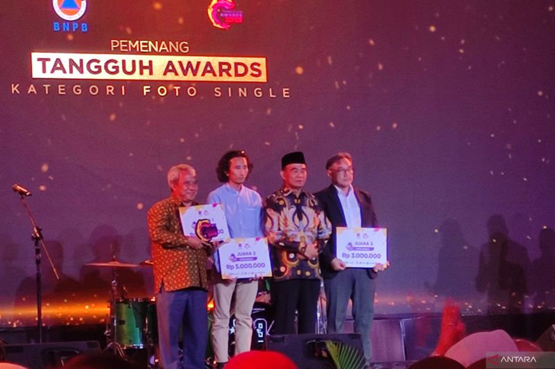 Menteri Koordinator Bidang Pembangunan Manusia dan Kebudayaan (Menko PMK), Muhadjir Effendy (dua dari kanan) memberikan piagam kepada tiga pemenang kategori foto tunggal Tangguh Award 2024, dalam acara Malam Puncak Penganugerahan Tangguh Award 2024 yang berlangsung di Dome Park, Jakarta, Sabtu (21/9/2024) (ANTARA/M Riezko Bima Elko Prasetyo)