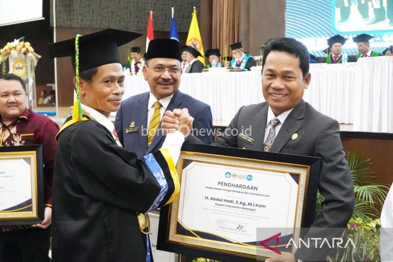 Rektor ULM Prof Ahmad Alim Bachri memberikan penghargaan kepada Bupati Balangan Abdul Hadi atas komitmennya membuka PSDKU saat acara Dies Natalis Ke-66 di Auditorium ULM Banjarbaru, Sabtu (21/9/2024). (ANTARA/Firman)