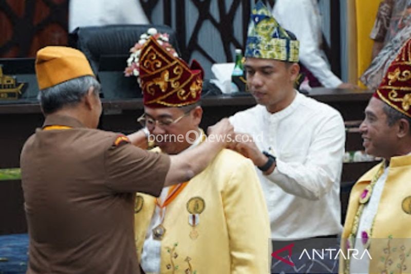 Wali Kota Banjarmasin H Ibnu Sina didampingi wakilnya saat menerima anugrah Bintang LVRI dari Ketua Legiun Veteran Republik Indonesia (LVRI) Kota Banjarmasin Rony Longkutoy saat rapat paripurna istimewa DPRD prihal peringatan Hari Jadi Ke-498 Kota Banjarmasin, Sabtu (21/9/2024). (ANTARA/Sukarli)